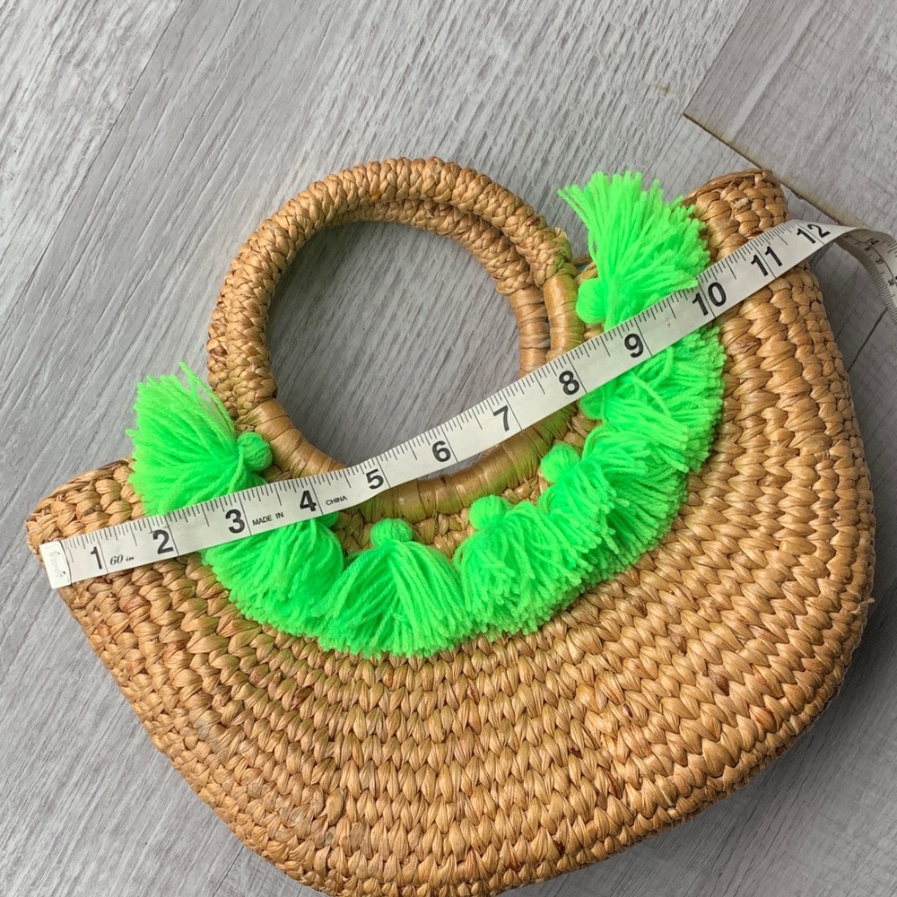 NWOT Jade tribe Round Woven Straw Handbag with Neon Green Fringe. - Picture 5 of 13